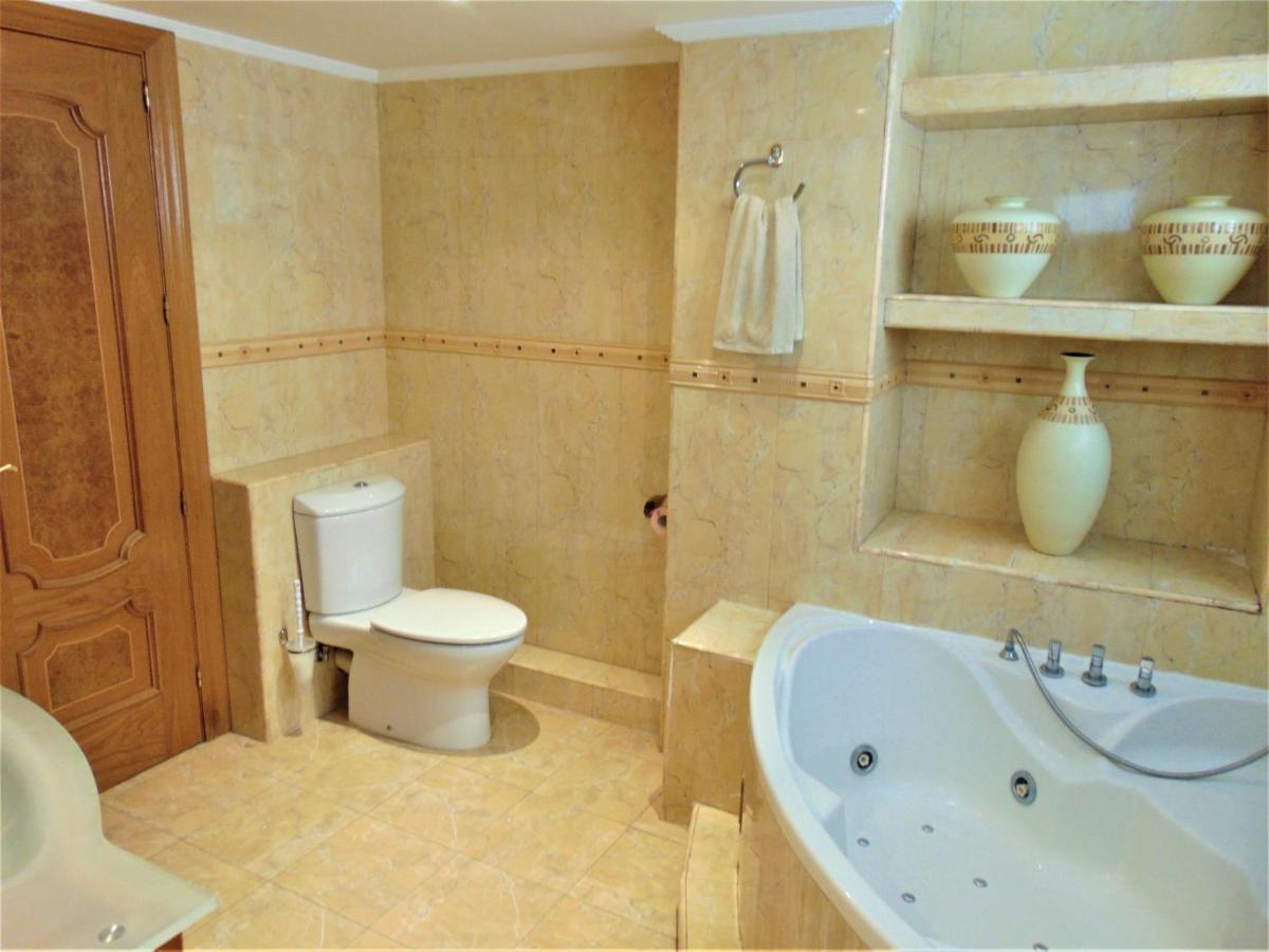 Beachfront, Two Bed- & Bathrooms, Private Parking 丰希罗拉 外观 照片