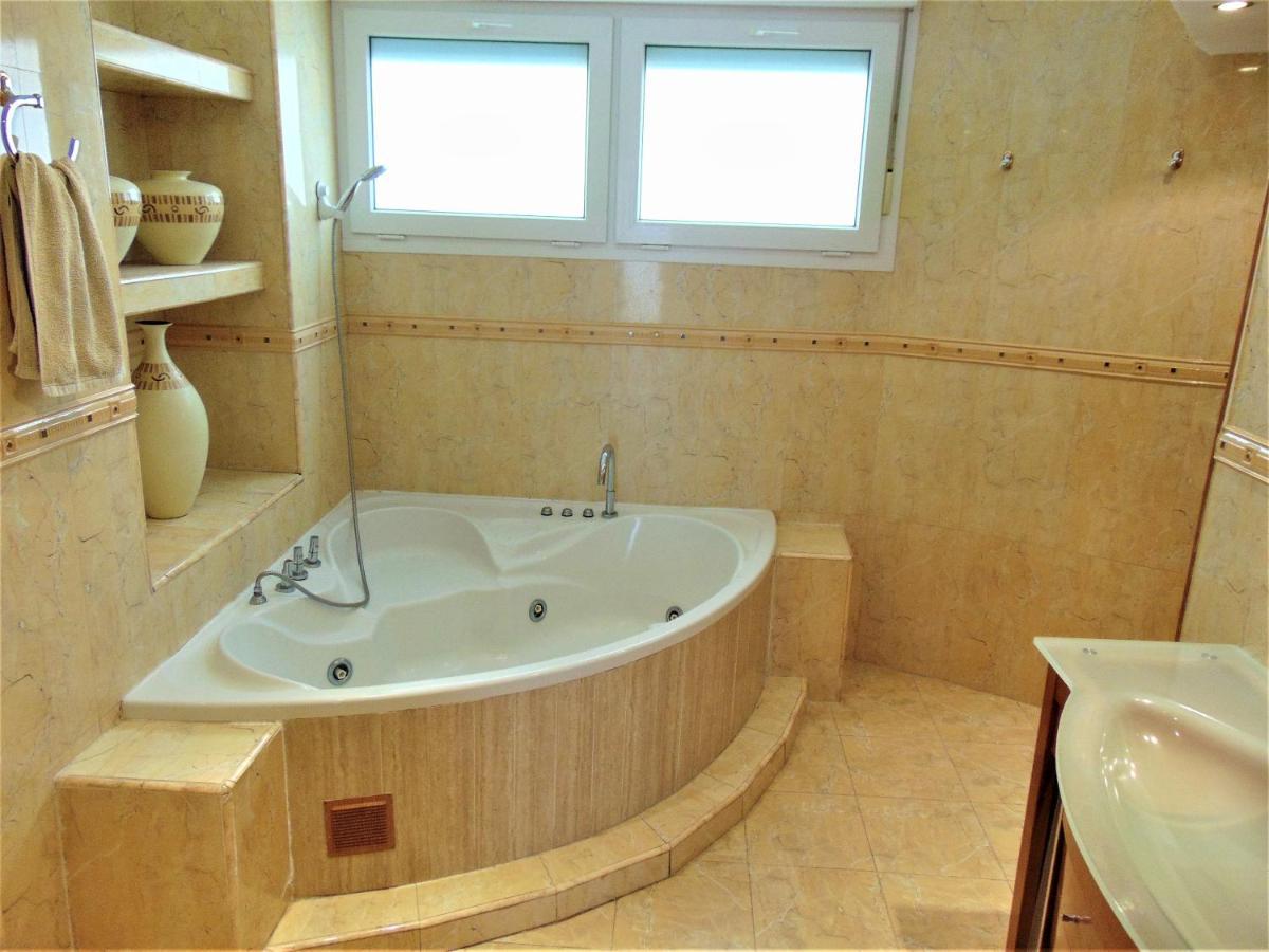 Beachfront, Two Bed- & Bathrooms, Private Parking 丰希罗拉 外观 照片